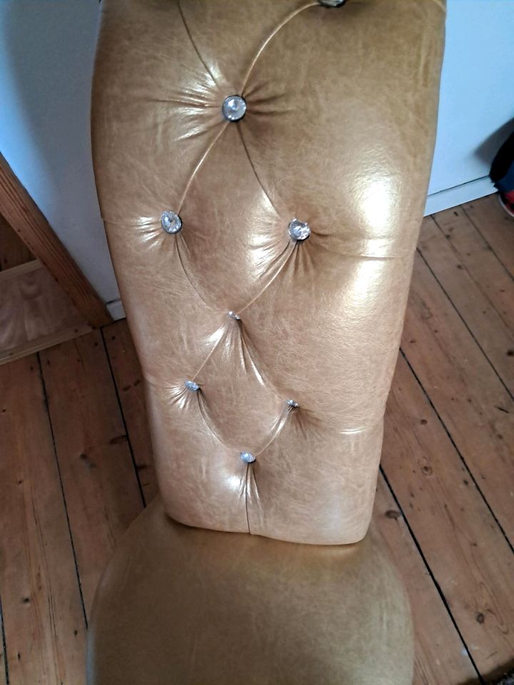 Biete einen neuen,  matt golden Sessel zum Verkauf an. in Bottrop