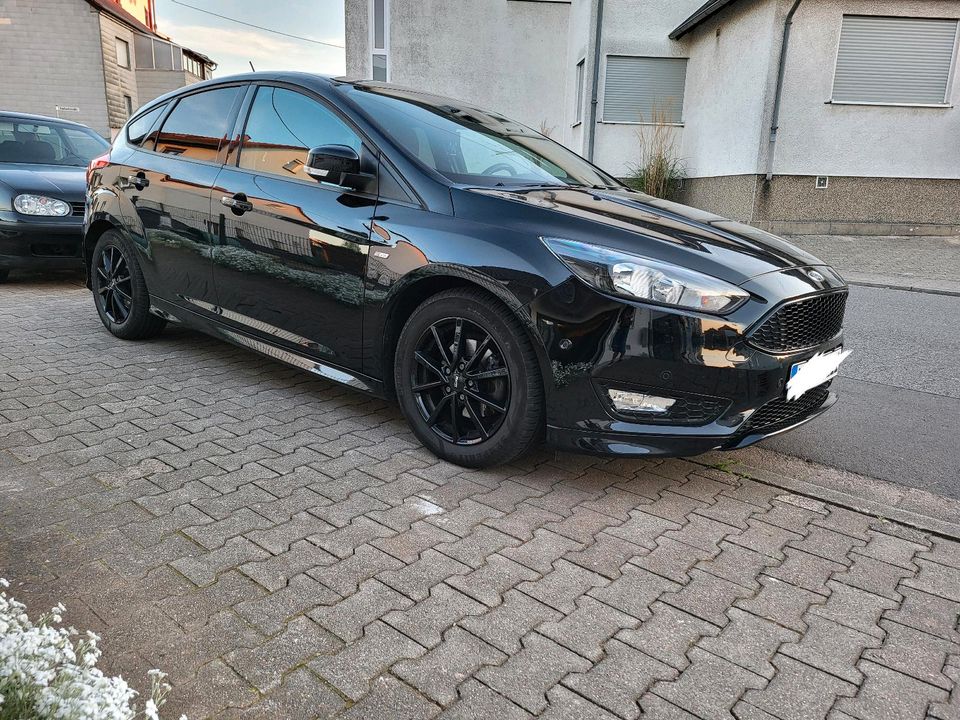 Ford Focus ST Line Black Edition in Schiffweiler