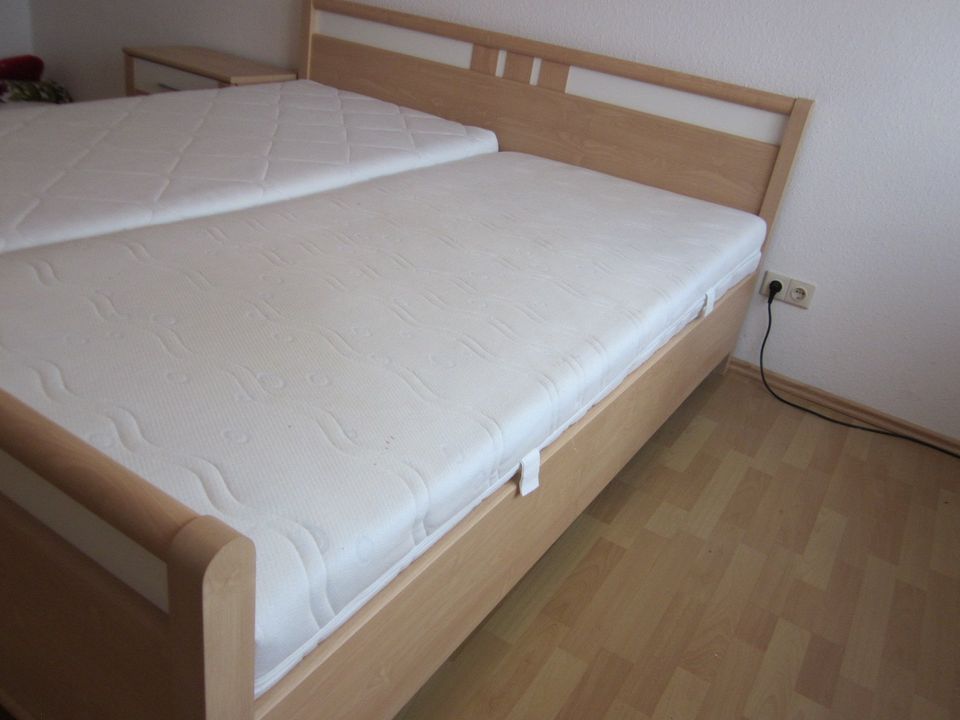 Bett Doppelbett, Neupreis Matratze 350 € !! in Essen