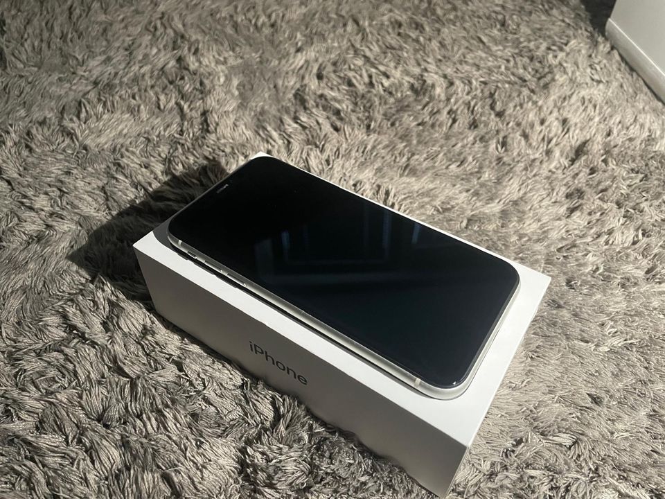 iPhone 11 weiß 100% Batterie + 3 Hüllen in Germersheim