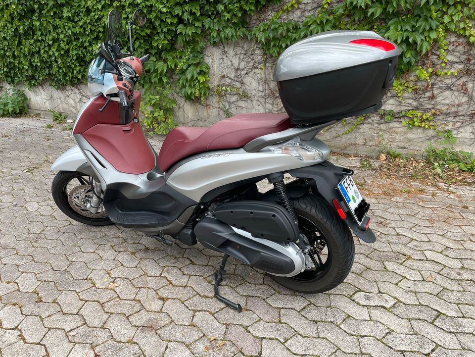 Piaggio Beverly 350 ccm Sport Touring in Germering