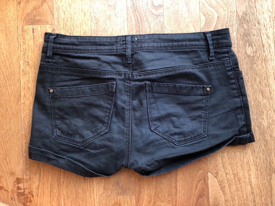 schwarze Jeans, Hot Pants, Shorts, Only, Gr. 34 in Zeven