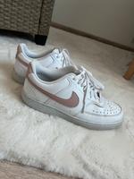 Nike Schuhe weiß rosa Niedersachsen - Bückeburg Vorschau