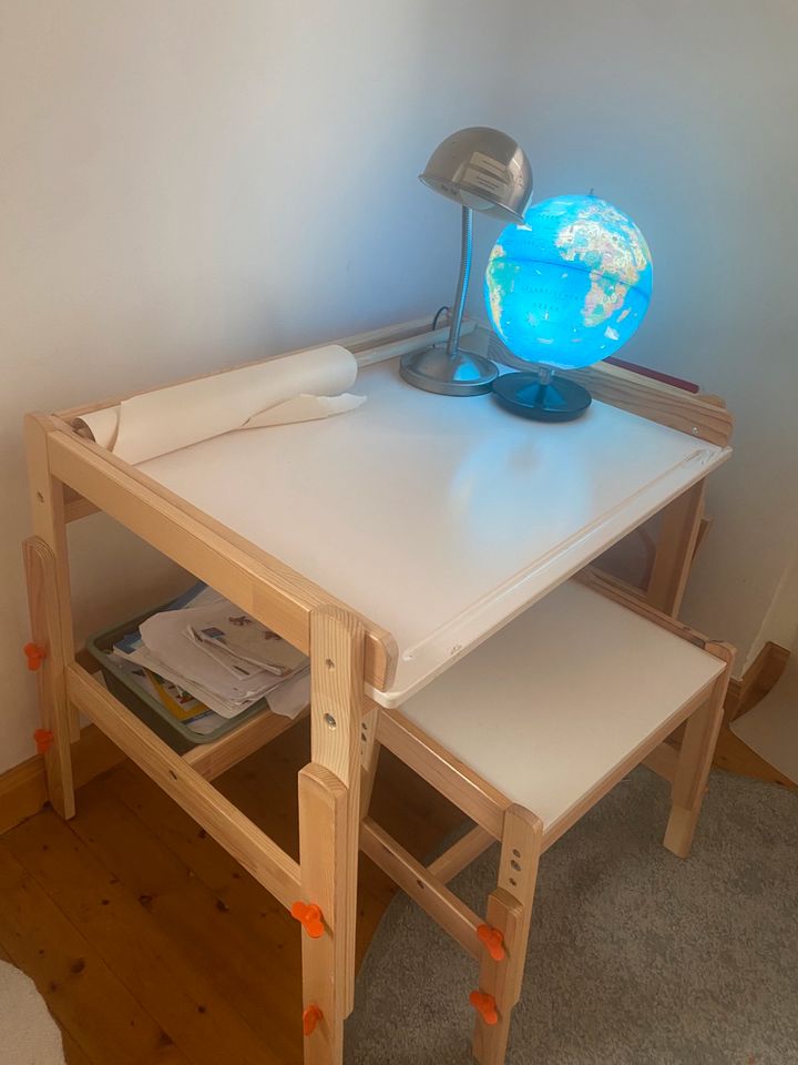 Verstellbarer Schreibtisch mit Hocker für Kinder in Wuppertal