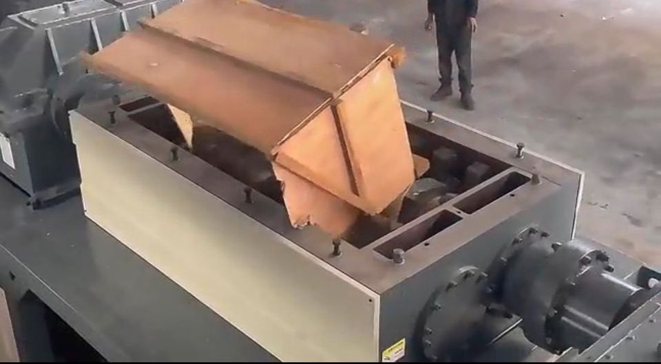 Schredder Josan für Reifen Metall Kunstoff Holz Tanks recycling in Heilbronn