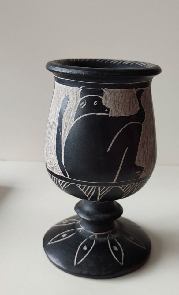 Ägyptische Vase Basaltstein handgeschnitzt alt in Bonn