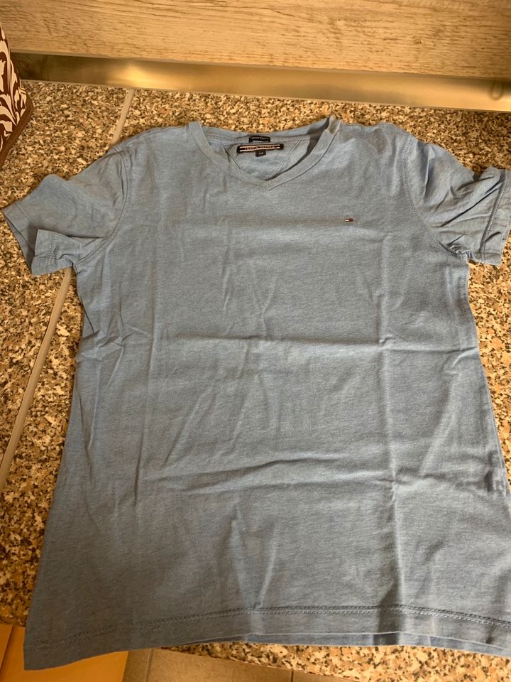 Original Tommy Hilfiger T-Shirt Gr. 140 blau Top in Neukieritzsch