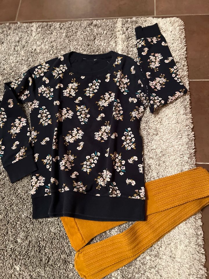 Schöner Pullover mit Blumen Motiv in XS/S 34-36 in Köln