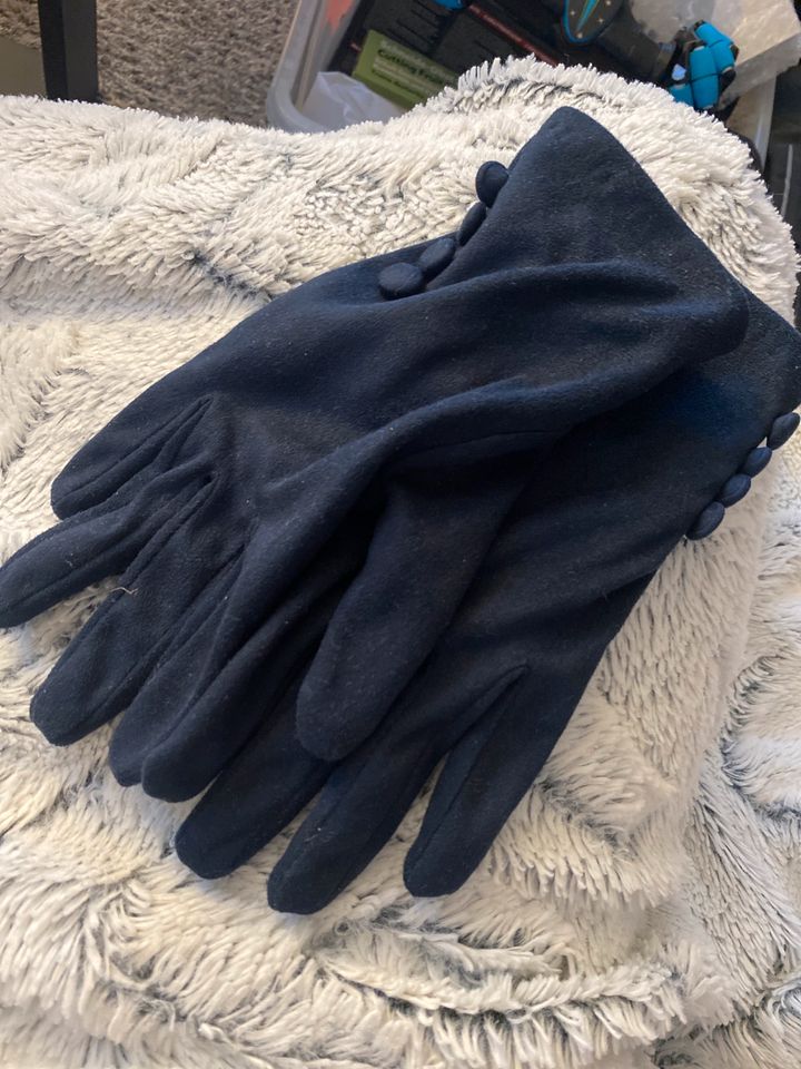 Handschuhe in Wildleder Optik in Burgstädt
