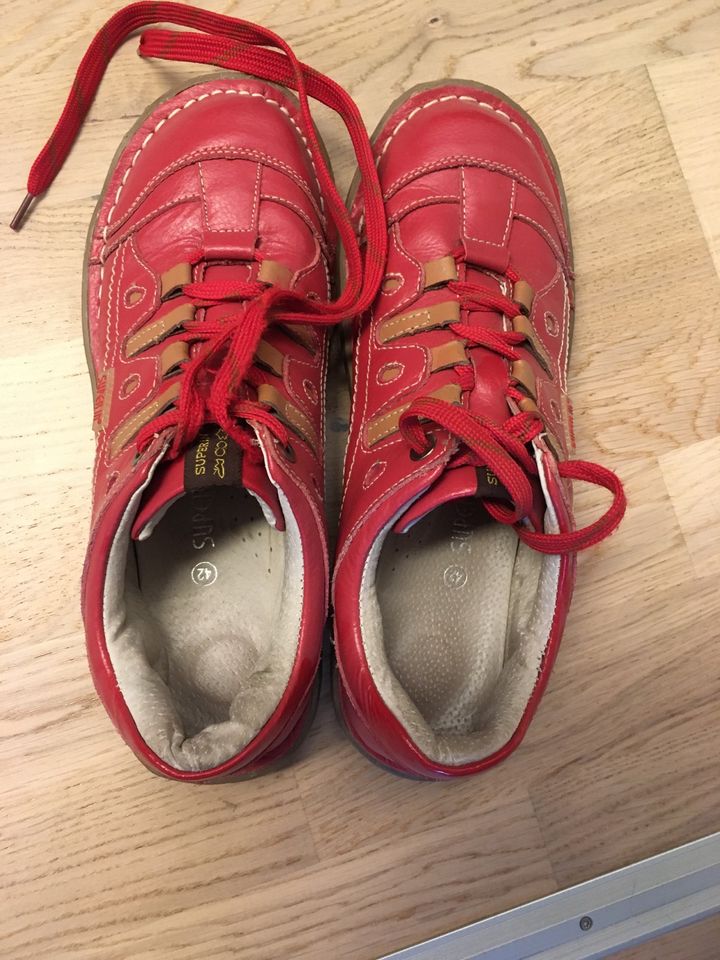 Schuhe rot in Angelbachtal