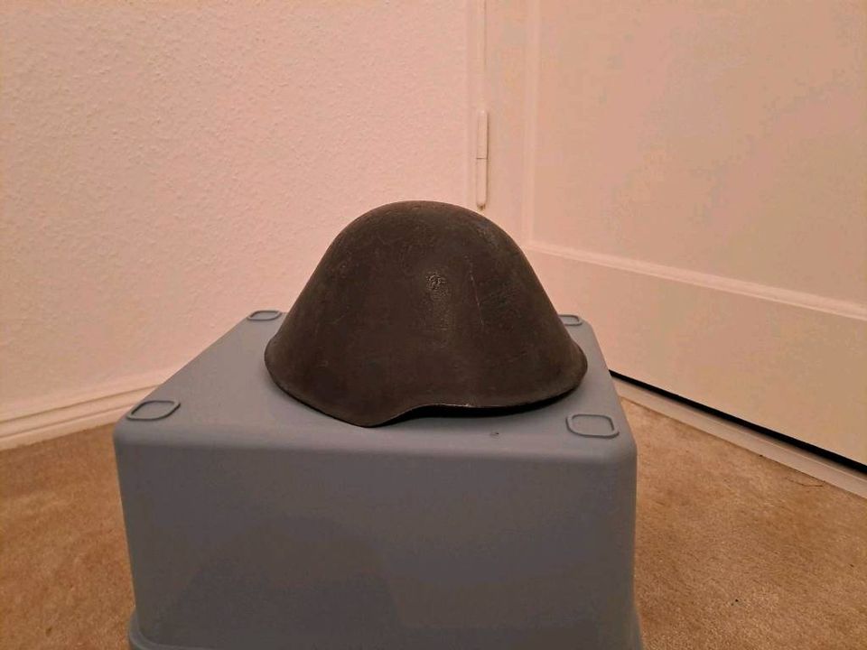 NVA Stahlhelm Strichtarn Helm Gefechtshelm in Berlin