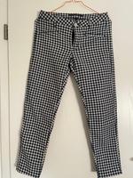 Verkaufe Damenhosen von Guess Gr. 26 und 27 Sachsen - Riesa Vorschau