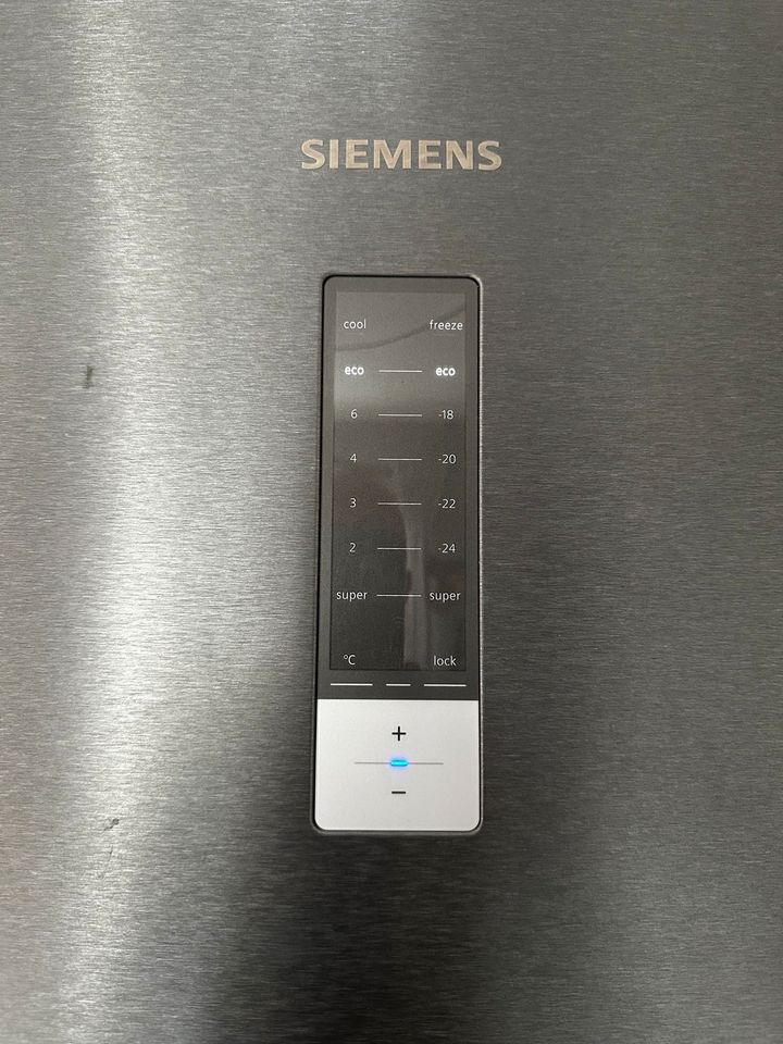 Siemens freistehende Kühl Geffrier Kombination Edelstahl in Hagen am Teutoburger Wald