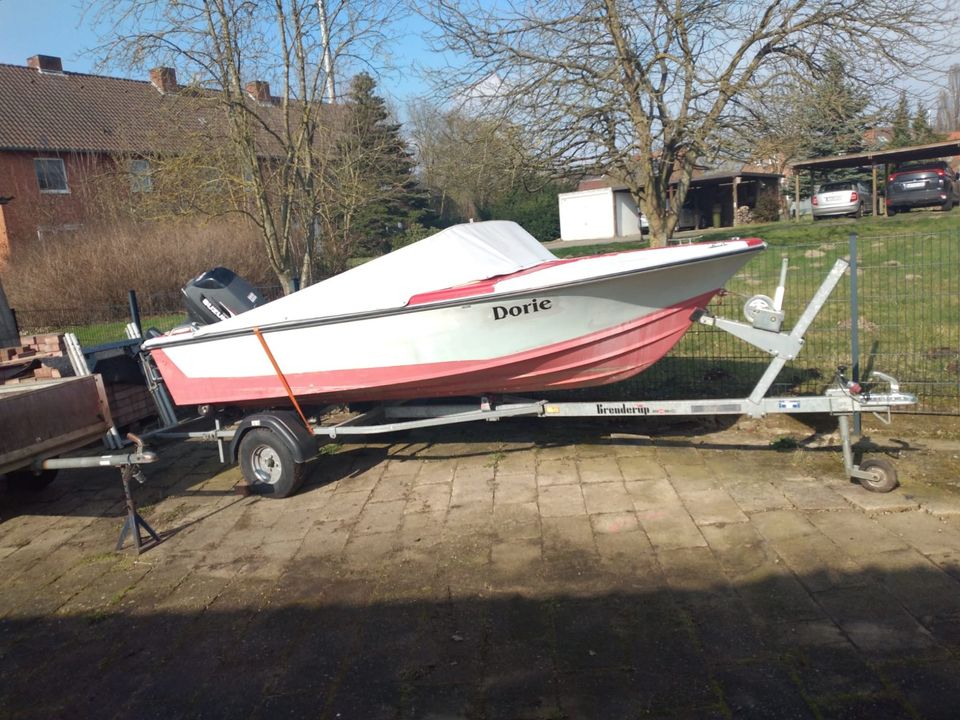 Sportboot mit Trailer in Dahlenburg
