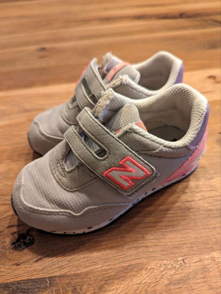 New Balance Turnschuhe NB in grau pink in Pirna