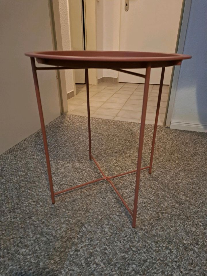 Kleiner Tisch, rosa in Neu Wulmstorf