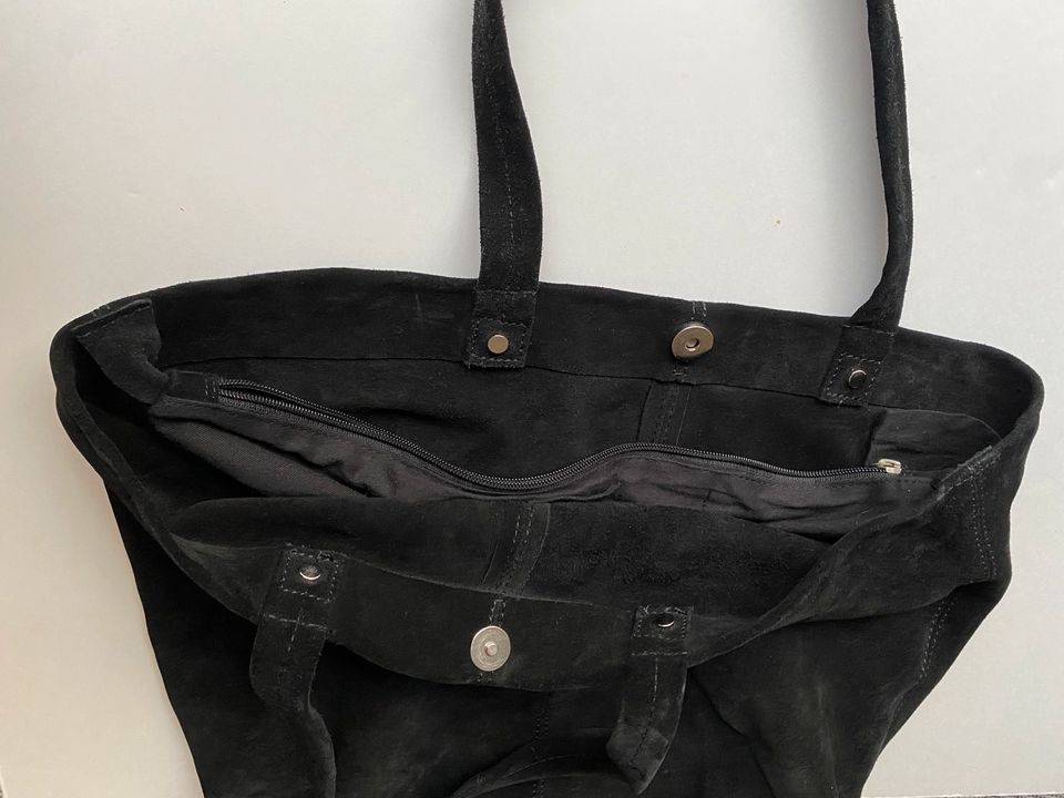 Velour-Ledertasche Wildledertasche von Mango schwarz in Bremen