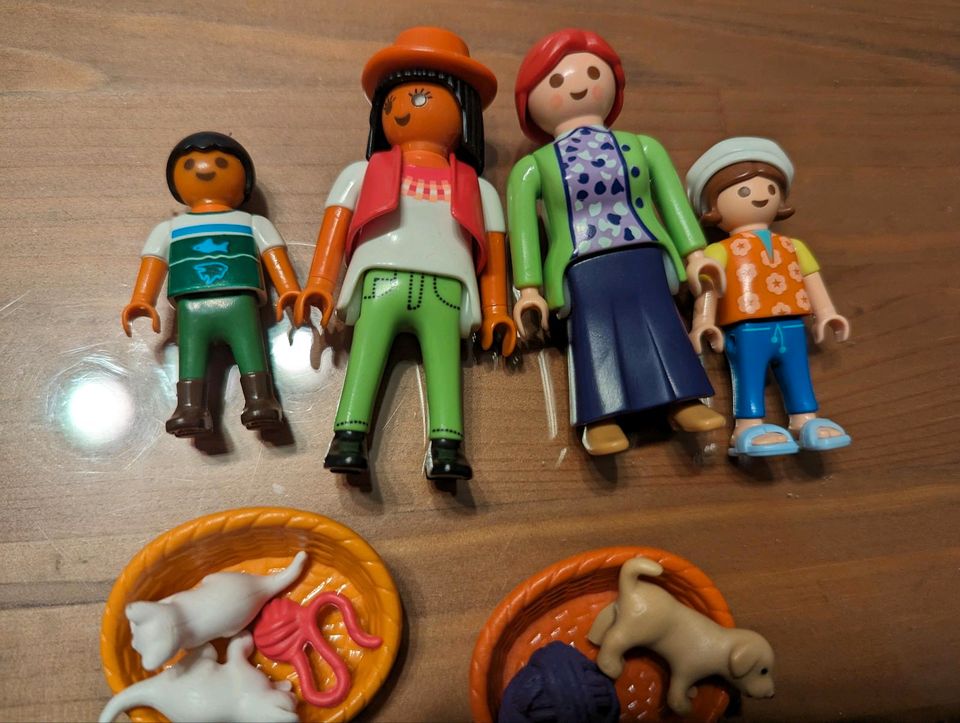 Playmobil Figuren mit Katzen und Hundewelpe in Wetzlar