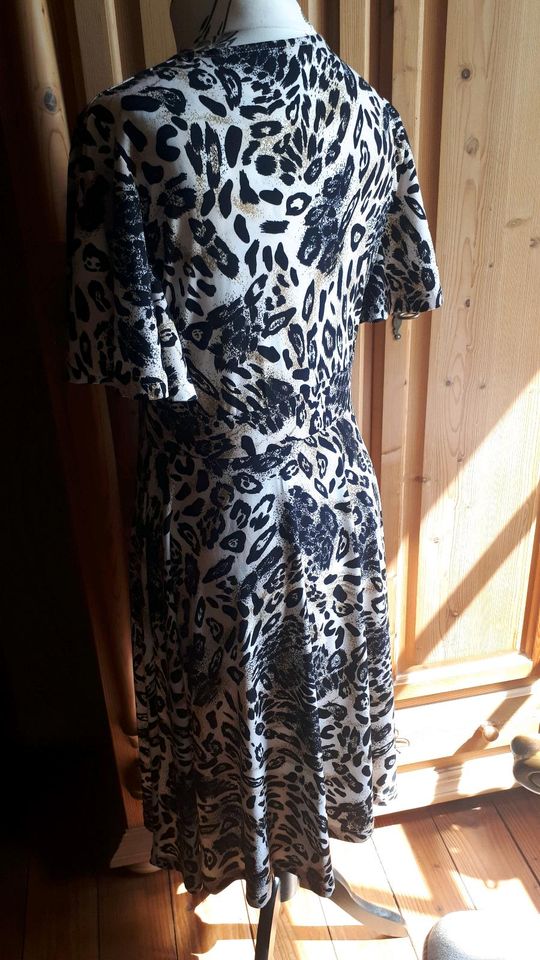 Kleid Sommerkleid Leokleid Gr 40 in Nieheim