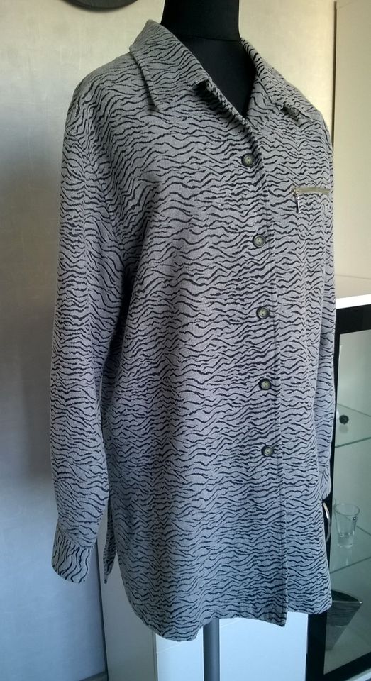 Jacke Longjacke Blusenjacke Kurzmantel grau schwarz Zebra Gr. 42 in Berlin