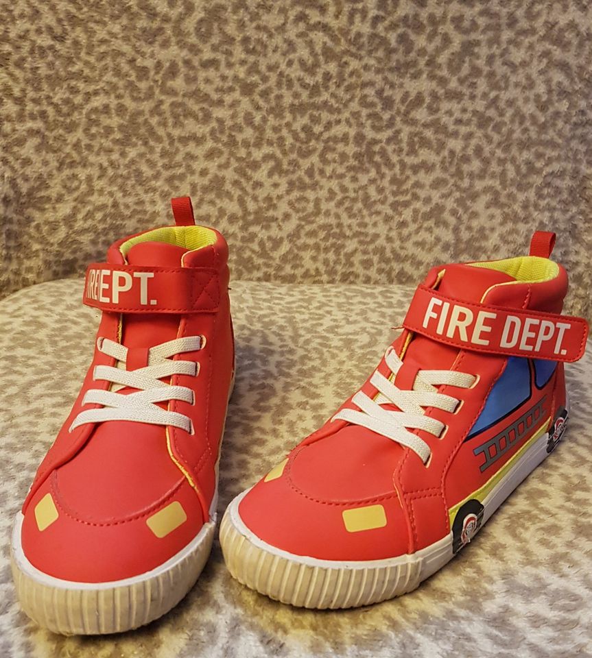 Kinderschuhe – Feuerwehrdesign Gr.33 / hohe Schuhe Größe 32 in Osterwieck