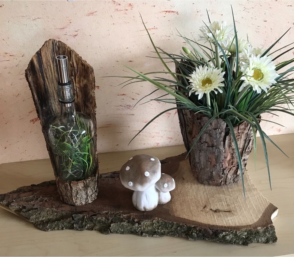 Holzdeko mit künstlicher Pflanze in Frielendorf