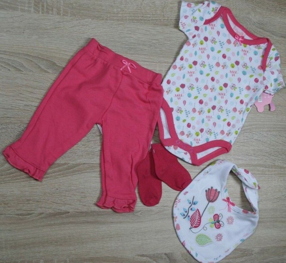 Baby Body Set mit Lätzchen, Socken 4 Teile Gr.56/62 in Burgwedel