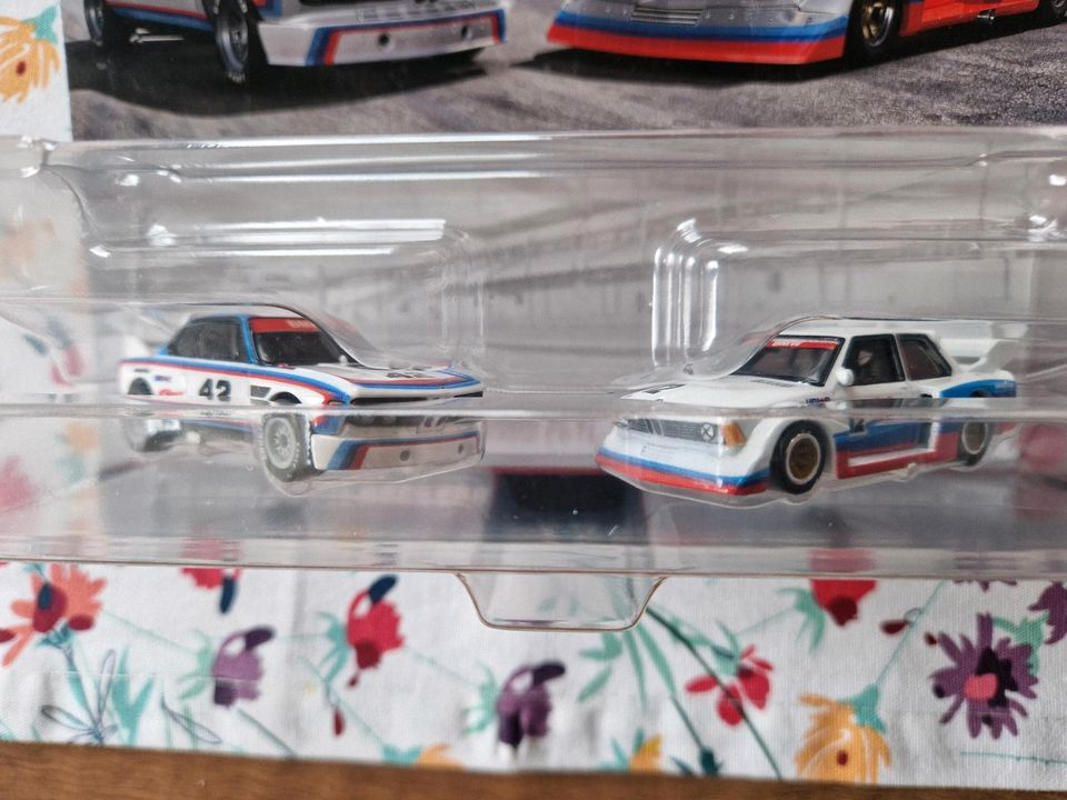 Hot Wheels Premium 73BMW 3.0 Race Car + BMW 320 Group 5 NEU in Hessisch Oldendorf