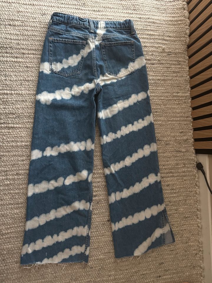 H&M Mädchen Jeans Gr. 134 Batik in Hamburg