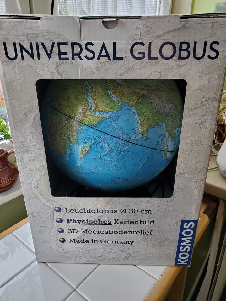 beleuchtbarer  neuer Globus in Lüneburg