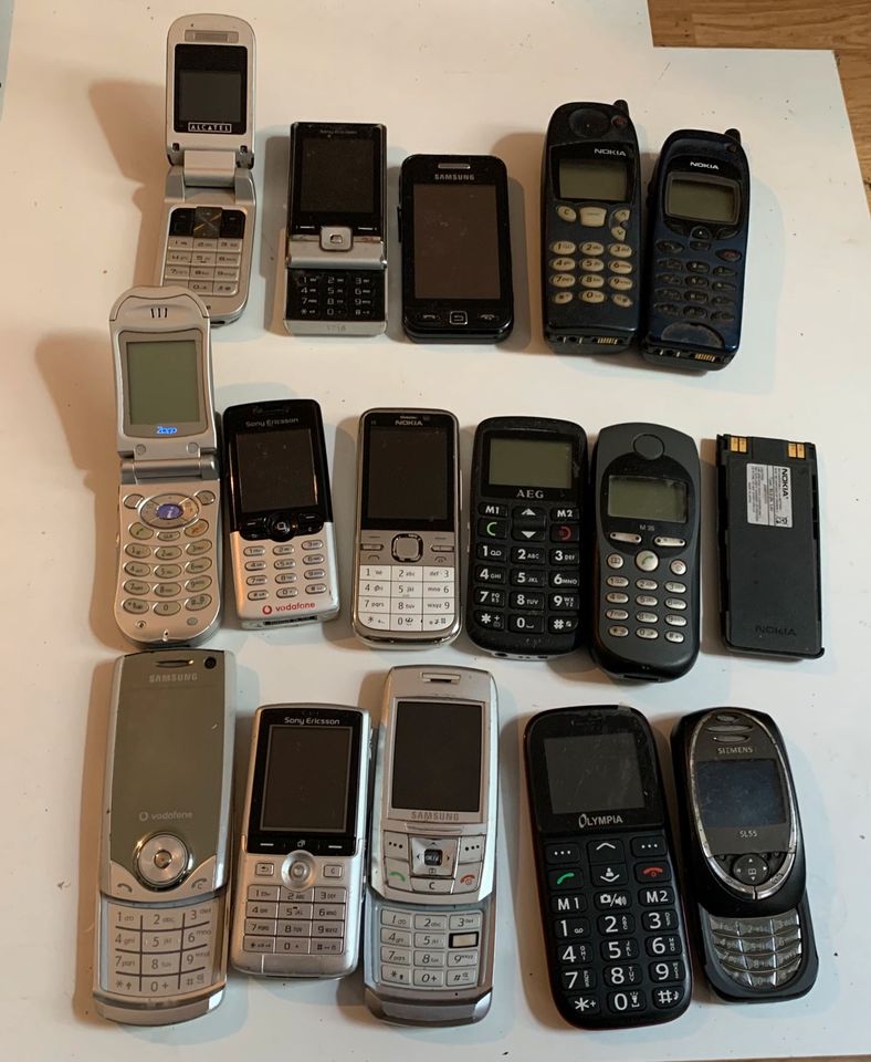 Verschiedene alte Handys: Nokia, Sony Ericsson, Samsung in Roßwein
