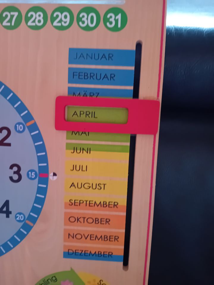 Kalenderuhr zum Erlernen der Zeit und Kalender, Holzuhr in Merzig