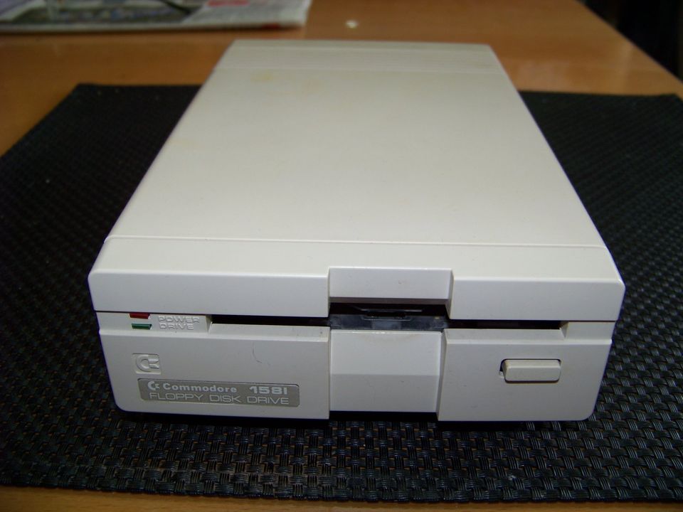 Commodore Laufwerk 1581 + 3,5" Disketten (ca. 100 Stück) in Herbstein