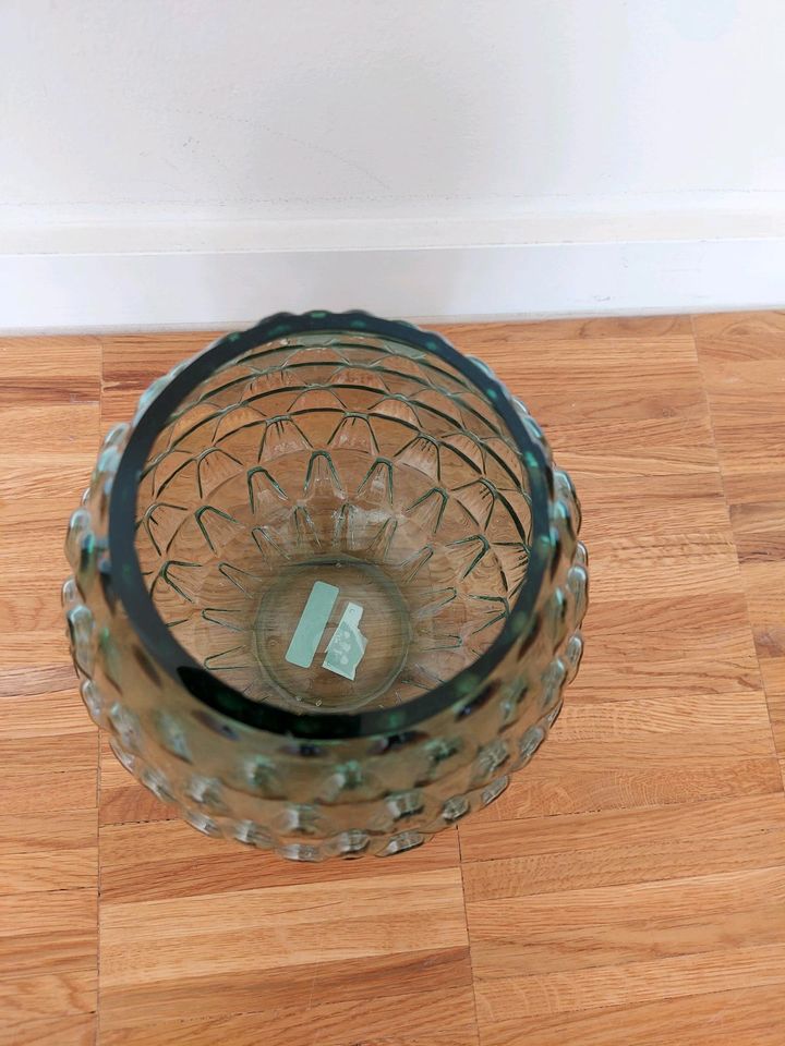 H&M Home grüne große Vase aus Glas mit Muster in Berlin