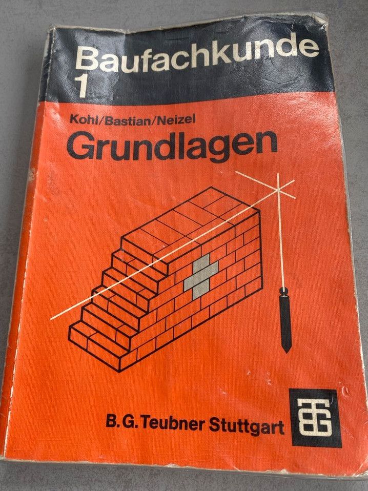 Verschiedene Bücher über Bautechnik in Lalling