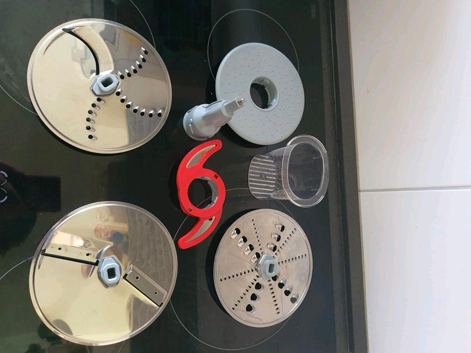 Bosch Küchenmaschine wenig genutzt mit mixer aufsatz. in Neumünster