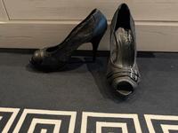 Edle High Heels in Schwarz mit Spitze — Größe 39 Niedersachsen - Barsinghausen Vorschau