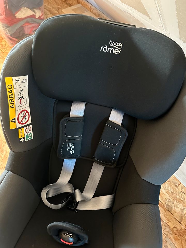 Britax Römer Kindersitz Dualfix 3 i-Size Space Black mit Base in Moringen