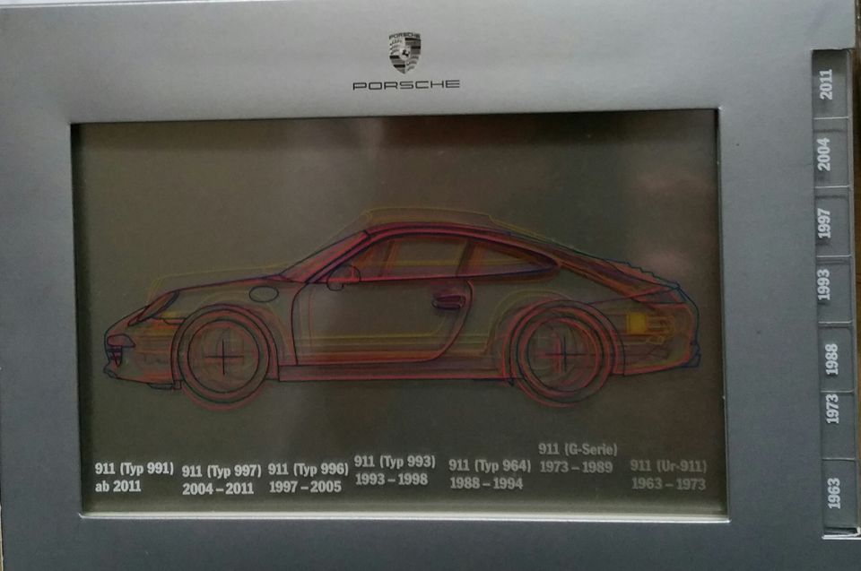 Porschemagazine und Modelauto Taycan in Koblenz