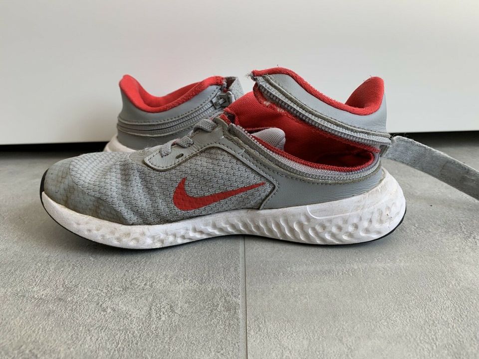 Nike Sneaker (Größe 32) in Eschborn