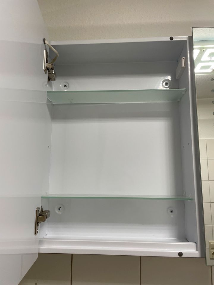 Badezimmerspiegelschrank mit LED in Stendal