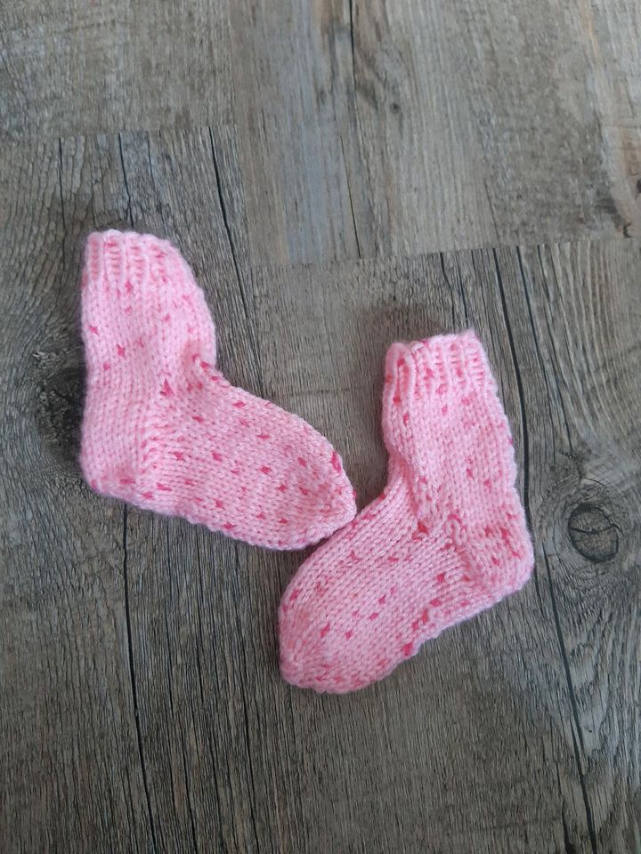 Söckchen neu Stricksöckchen Socken Newborn Babygeschenk in Jever