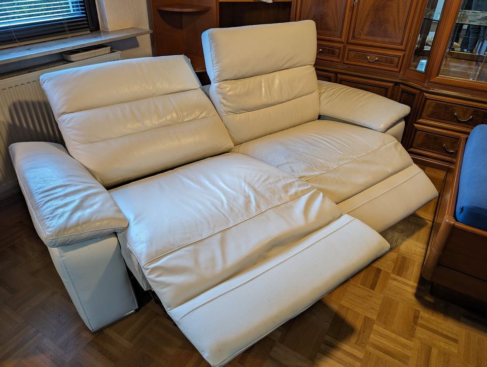 2,5-Sitzer Echtleder Sofa mit elektrischer Relax-Funktion in Offenbach