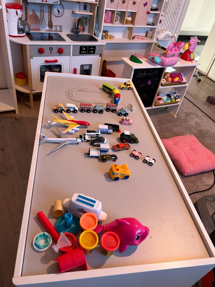 Ikea Tisch mit Schubladen Kinderzimmer Spieltisch Dundra in Bubesheim