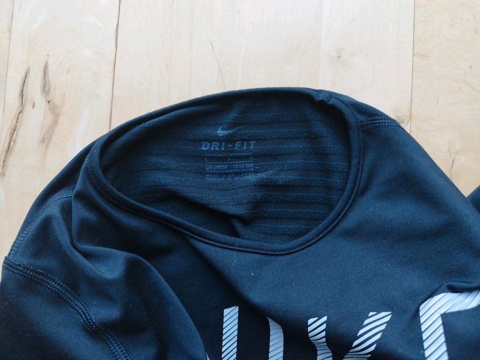 Junge Mäd Nike Dry Fit Funktions Shirt L 146 152 langarm schwarz in Tauberbischofsheim