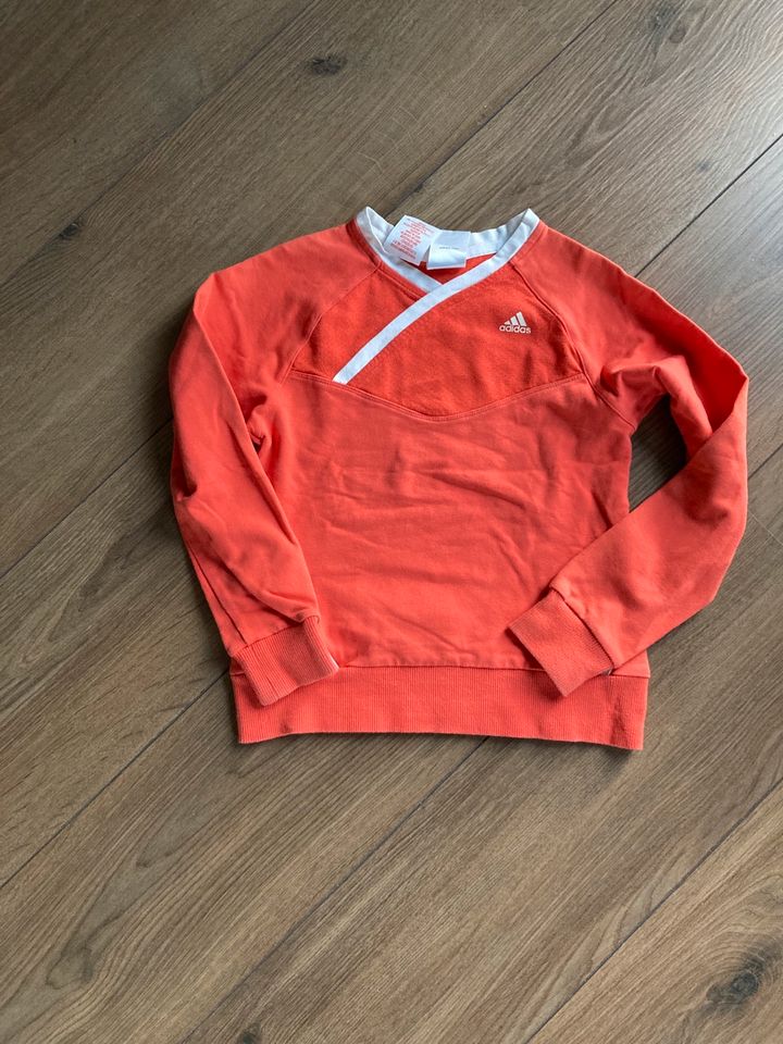 Pullover von Adidas Gr. 128 in Neckartenzlingen