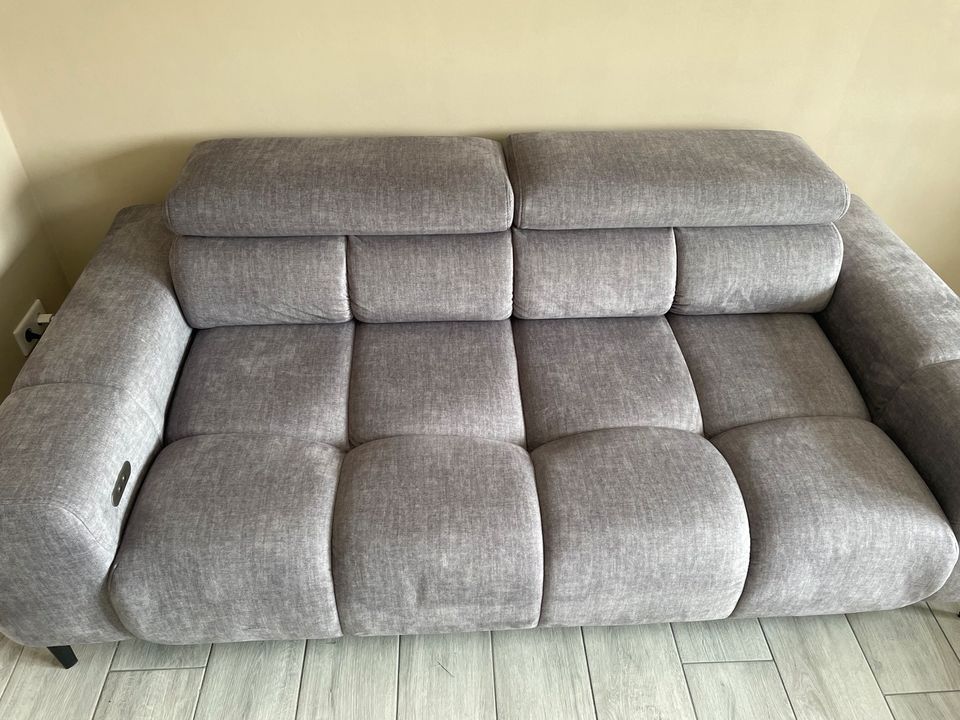 Gemütliche Couch/Sofa ausfahrbar Motor hellgrau 3-Sitzer in Neumünster