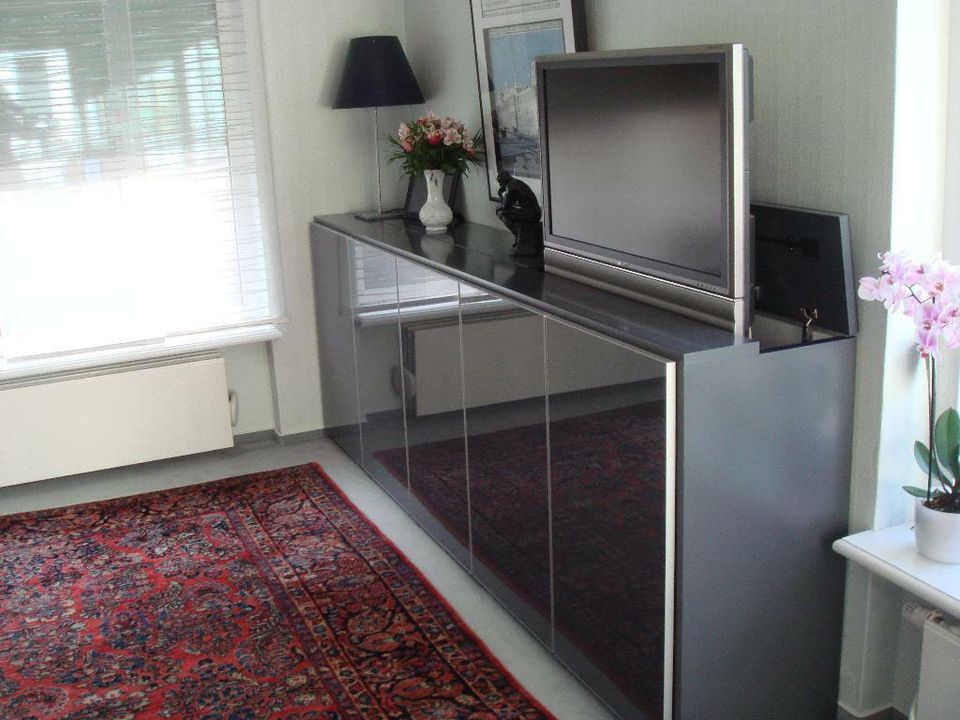 excl. Designer Highboard mit integrierten motorischen TV-Fach in Kiel