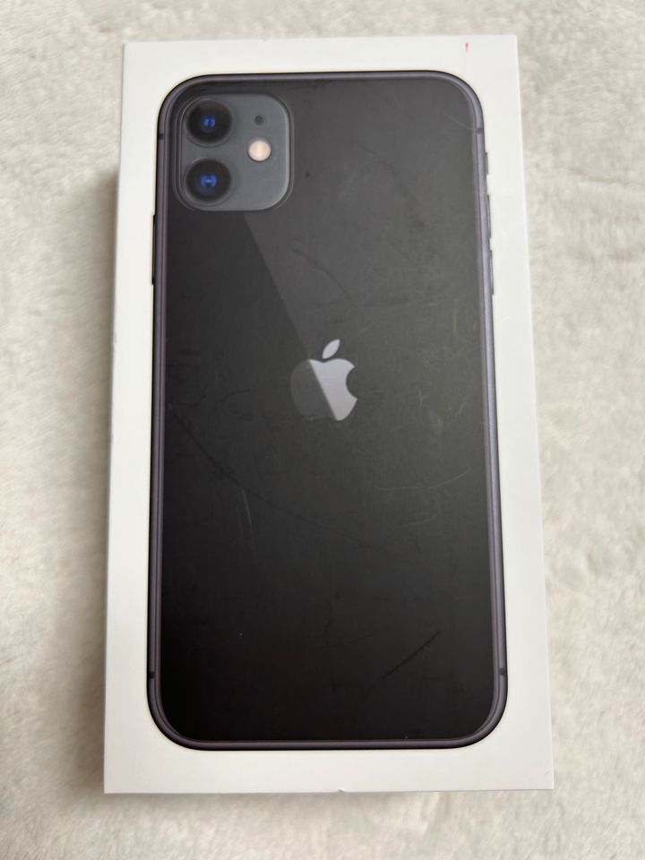 Apple IPhone 11 • (sehr) gut • Black • 64 GB + Zubehör geschenkt in Unterschleißheim