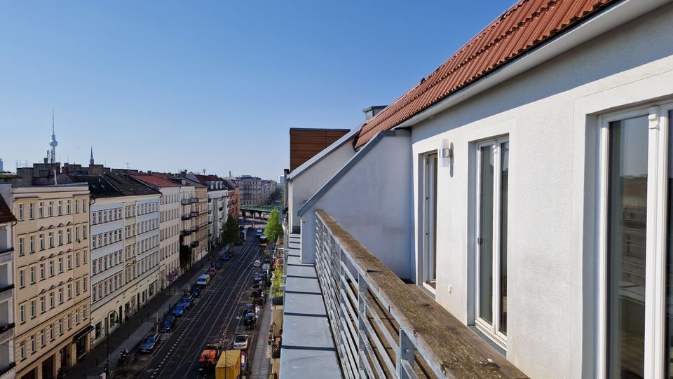 Sonnige, helle DG-MAISONETTE Wohnung mit zwei Terrassen, Einbauküche und Lift in Berlin
